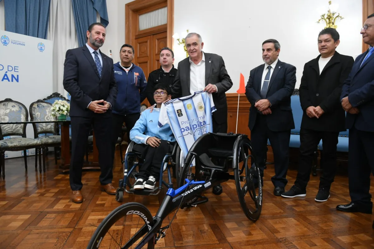 Entrega de silla de ruedas deportiva a Styven Albarracín