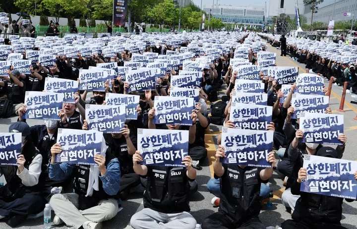 Miembros del sindicato de Samsung Electronics portan pancartas con el lema «Abolir el límite máximo» durante una protesta frente a la planta de semiconductores de la compañía en Pyeongtaek, Corea del Sur, este jueves. Foto EFE.