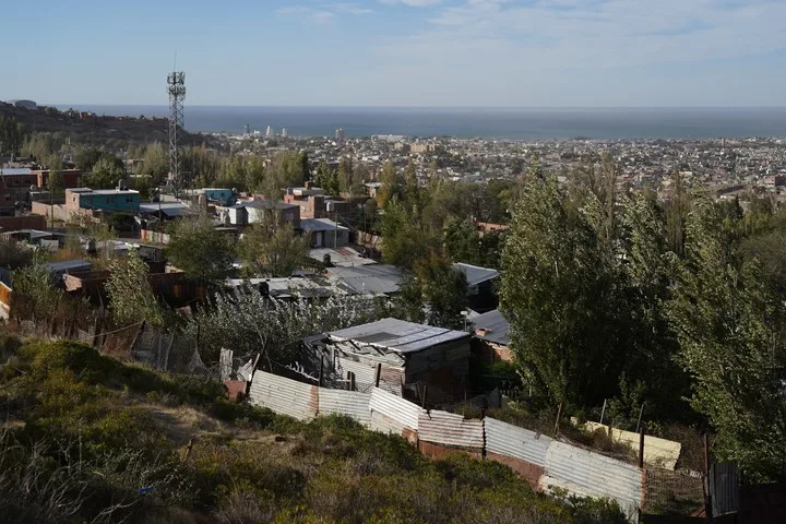 En el barrio predominan las casas de chapa, basura en los rincones y perros callejeros. Foto Juano Tesone / enviado especial.