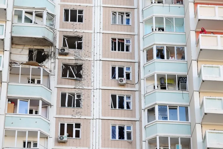 Un edificio de apartamentos dañado tras un ataque con drones en las afueras de Moscú. Foto: EFE