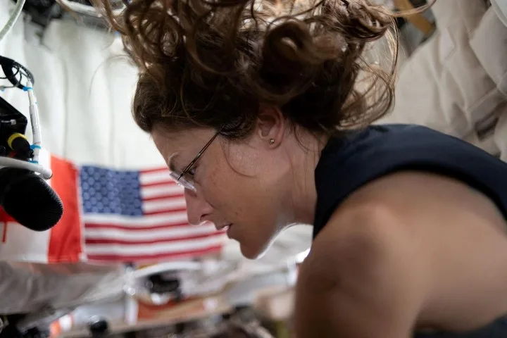 La astronauta Christina Koch durante el viaje a bordo de la cápsula Orion, el pasado 4 de abril. Foto: NASA.
