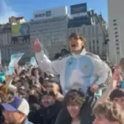 Miles de hinchas festejaron en el Obelisco la clasificación de Argentina a cuartos del Mundial 2026
