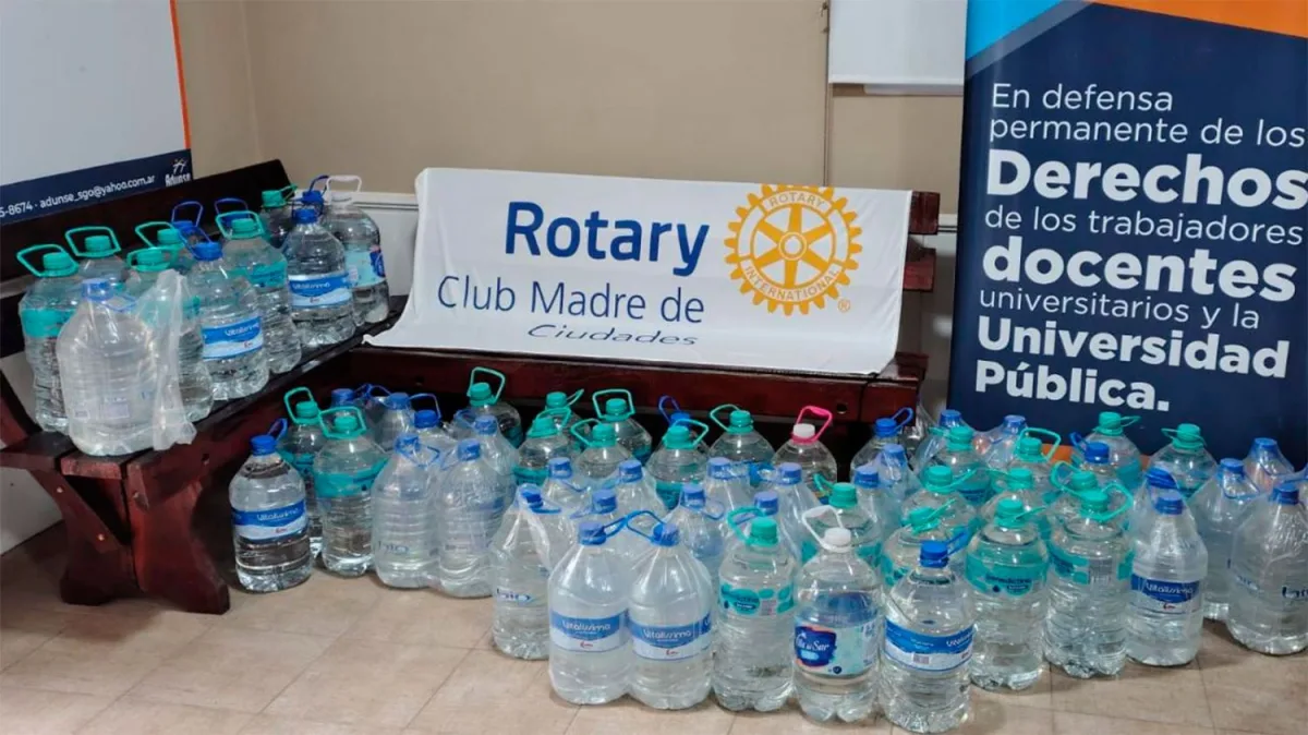 Entrega de agua potable en Los Telares