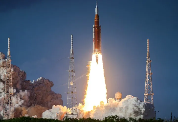 El despegue de la Misión Artemis II desde la plataforma de lanzamiento en el Centro Espacial Kennedy, el pasado 1° de abril. Foto: EFE.