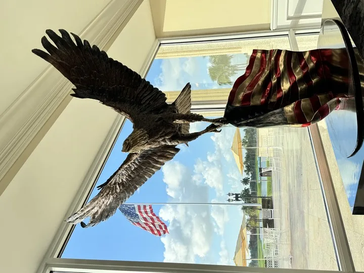 Águilas y banderas de Estados Unidos decoran los salones.
