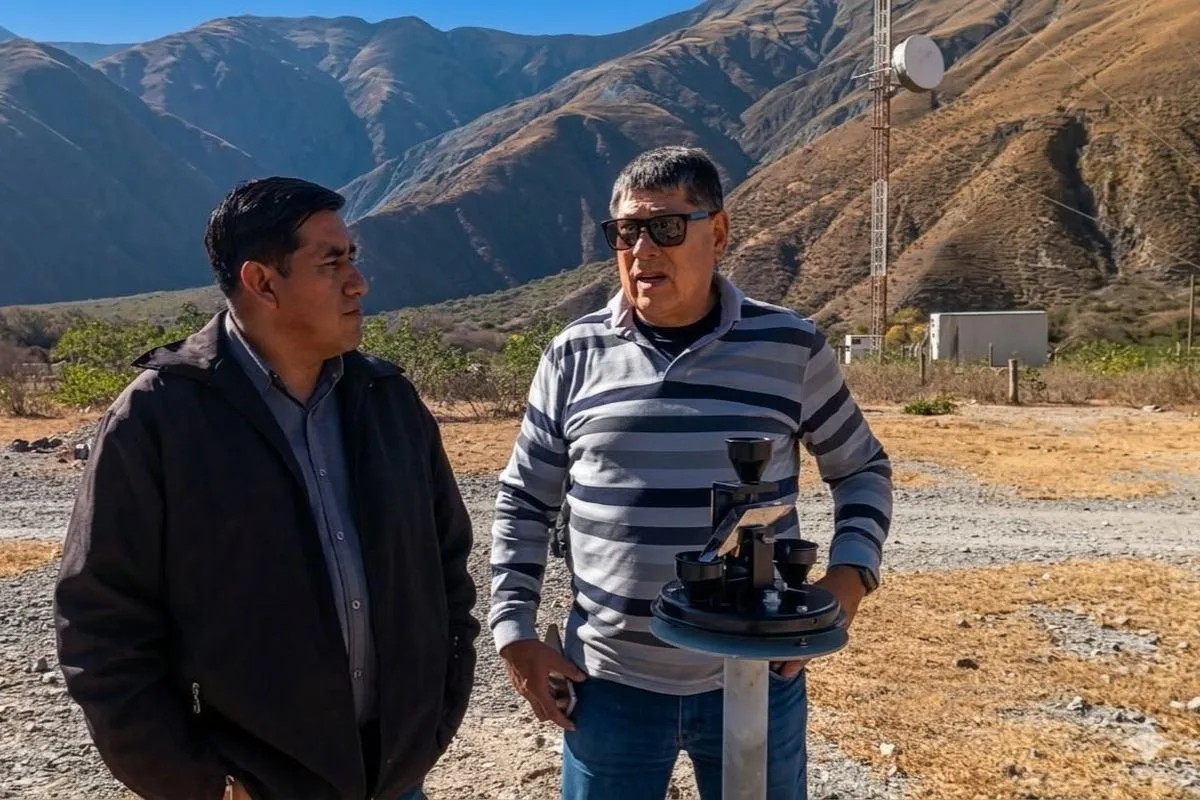 Funcionarios inspeccionan estación