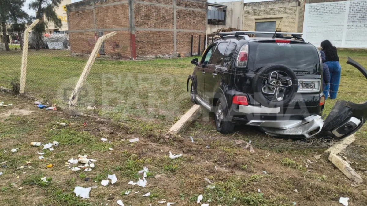 Camioneta contra cerco en Parque Industrial