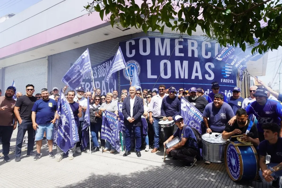 Los trabajadores de Frávega en Temperley protestaron tras el cierre del local.