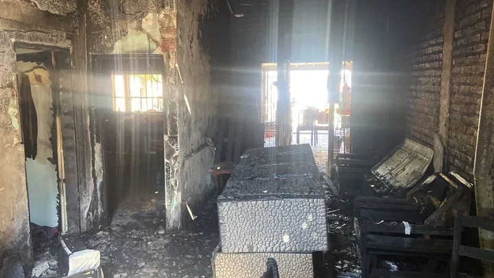 El día después de la explosión en Mariano Acosta. Así quedó la casa de Gonzalo y su familia, lindera al depósito.