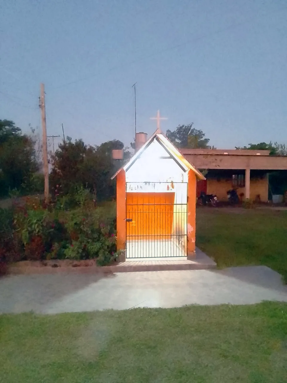La gruta que hicieron los vecinos, de San Cayetano: "Es lo único religioso que tenemos, no tenemos iglesia, y la misa solemos hacerla en el club cuando viene el padre", revela