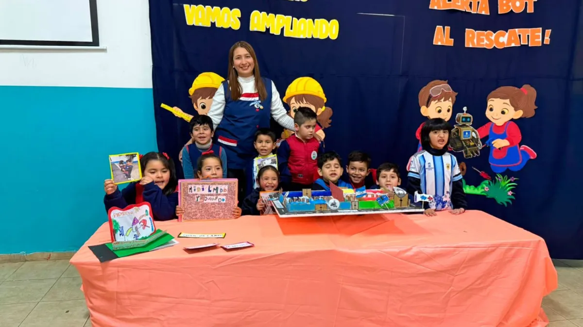 Niños trabajando en proyecto