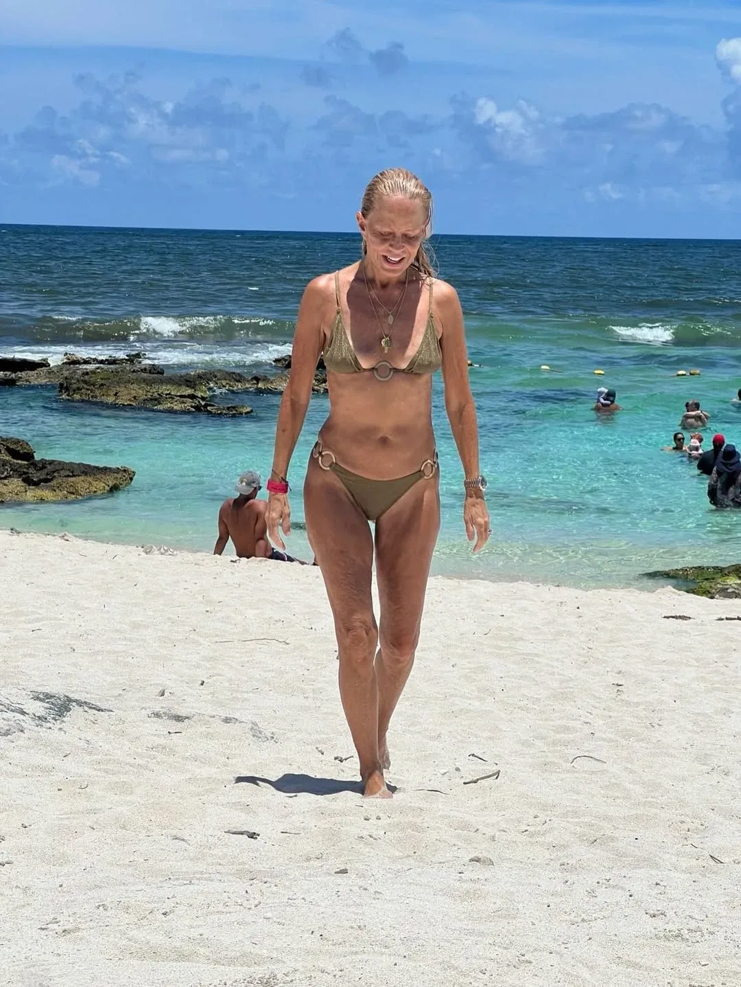 Cecilia Bolocco en la playa