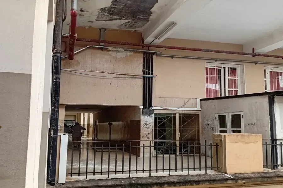900x600_humedad-padres-muestran-preocupacion-precarias-condiciones-ciertas-partes-edificio-1127580-085358.webp