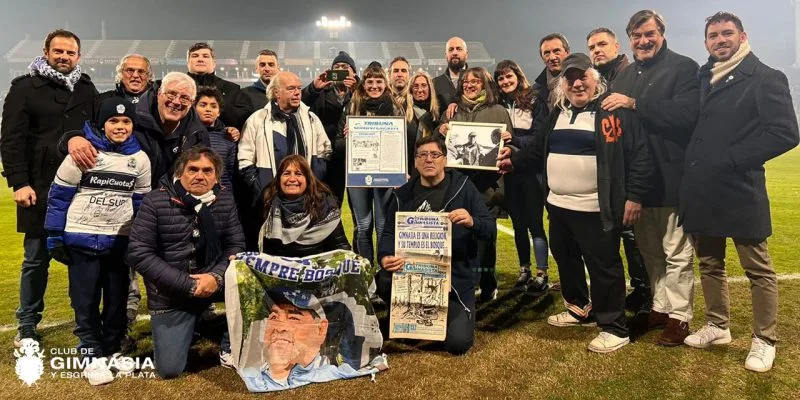 Cánepa, a la derecha con gorra y camiseta de Gimnasia, presente en el homenaje a Tribuna Gimnasiasta en 2023