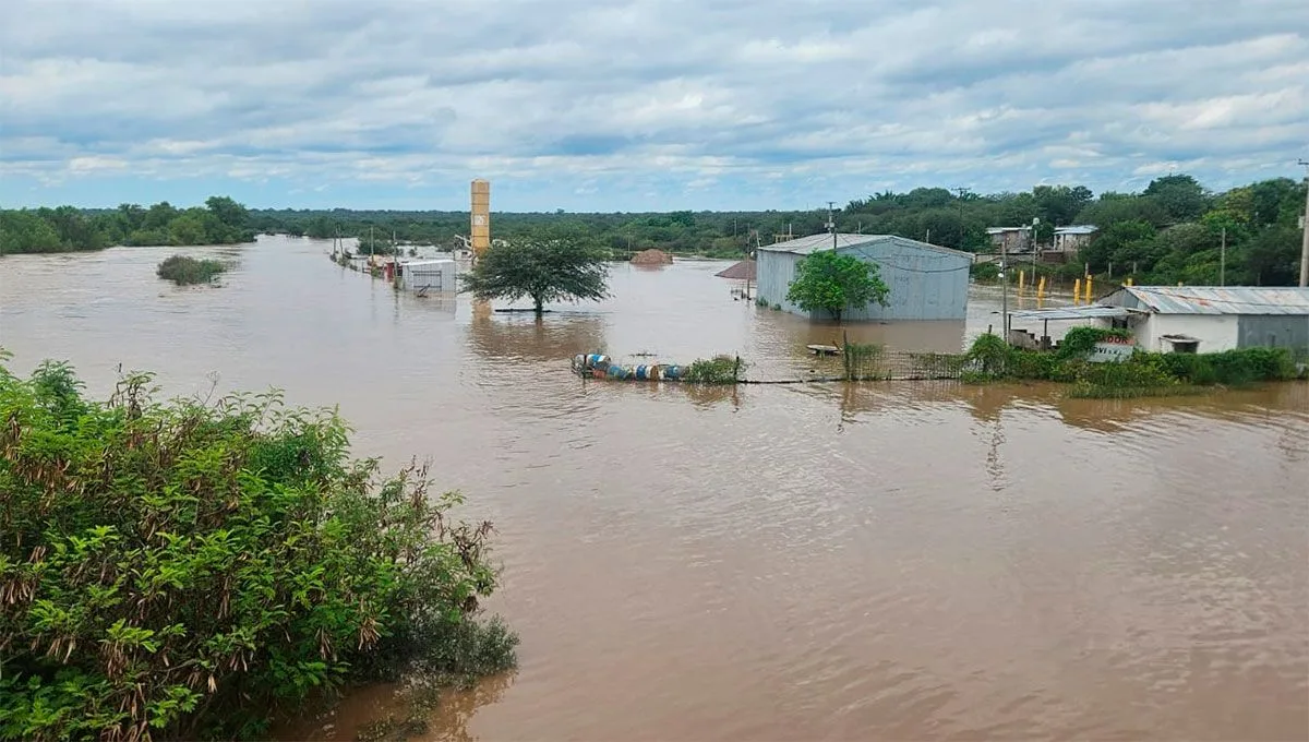 Vecinos pescando en una calle inundada de Las Termas de Río Hondo