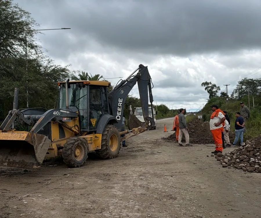 Maquinaria trabajando en ruta provincial