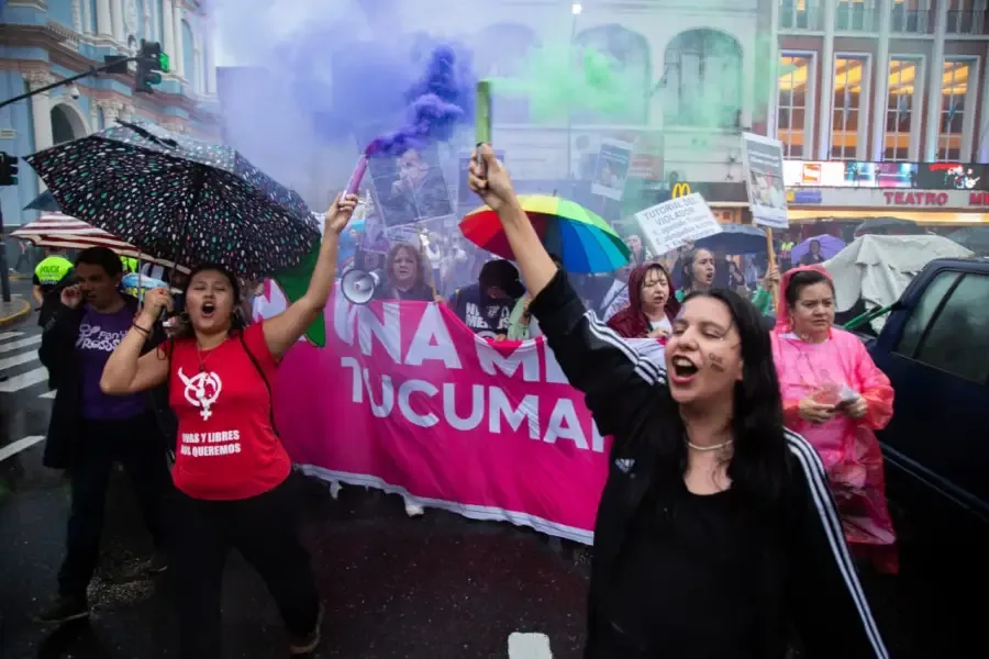 900x600_lluvia-no-detuvo-tucumanas-marcharon-calles-tucuman-1127530-201257.webp