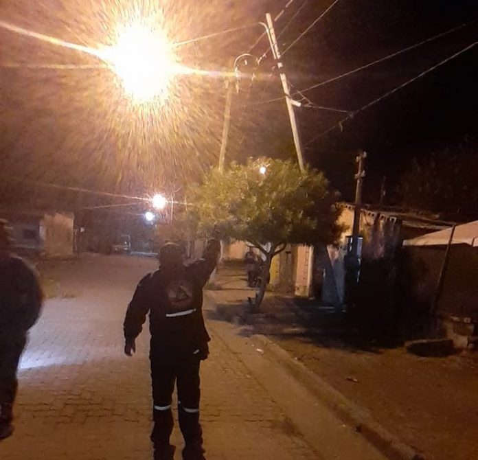 Un camión arrastró cables y rompió postes en Monteros