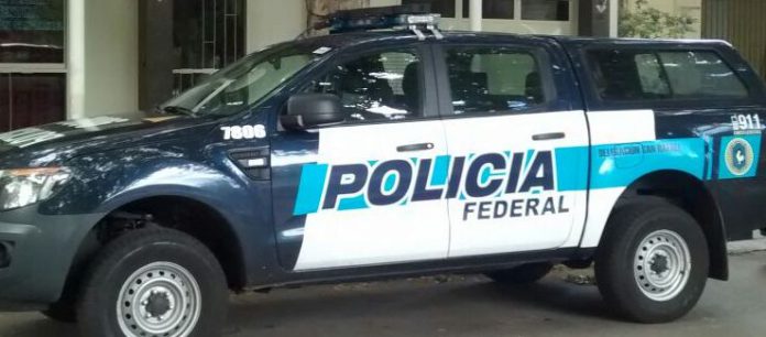 Huía de la Policía, chocó y lo atraparon con droga en Monteros