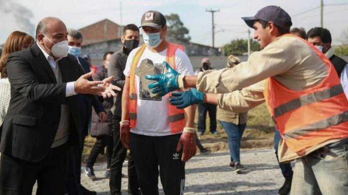 El gobernador visitó el barrio San Carlos de Monteros