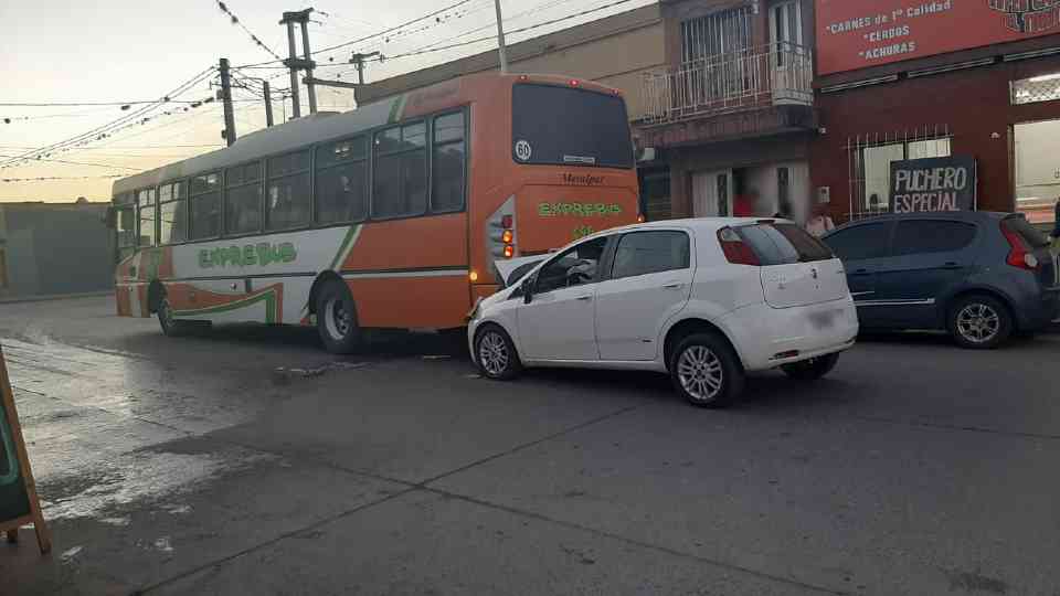 Un automóvil se incrustó debajo de un colectivo en Monteros