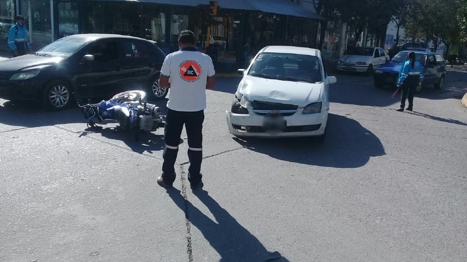 El choque entre un remis y una motocicleta deja una persona herida en Monteros