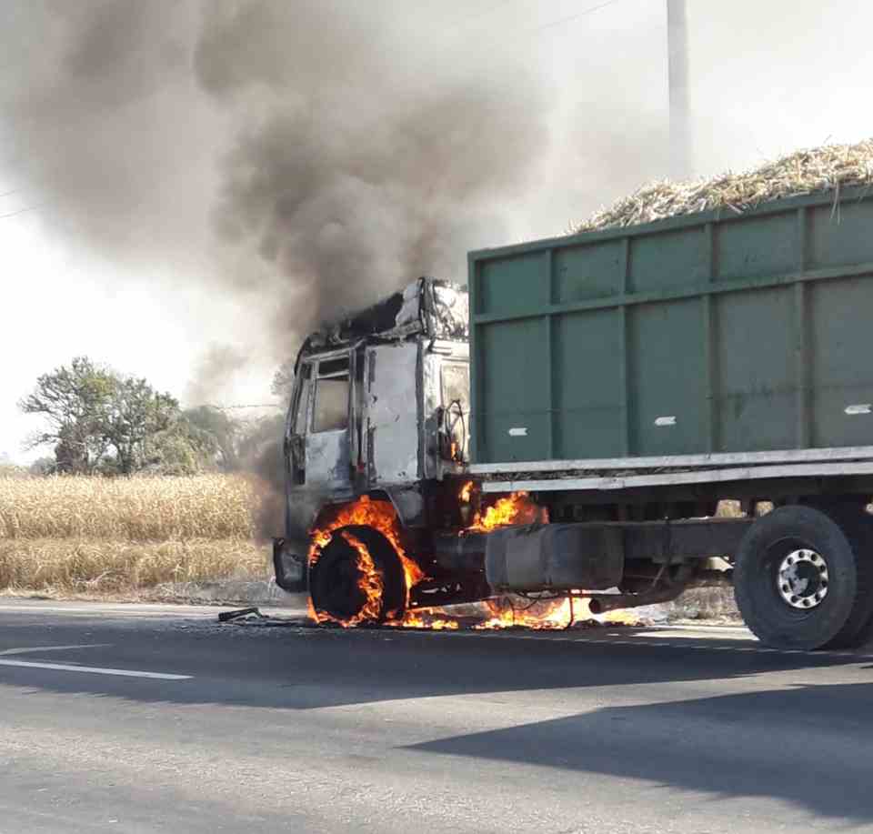 Un camión ardió este domingo en la ruta 38 al sur de Monteros (VIDEO)