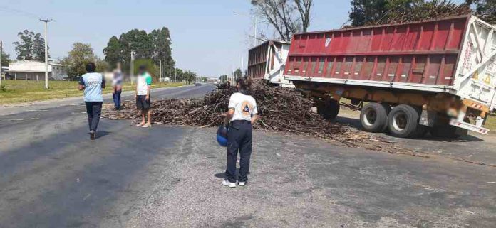 Un camión volcó su carga al esquivar a una moto en Monteros