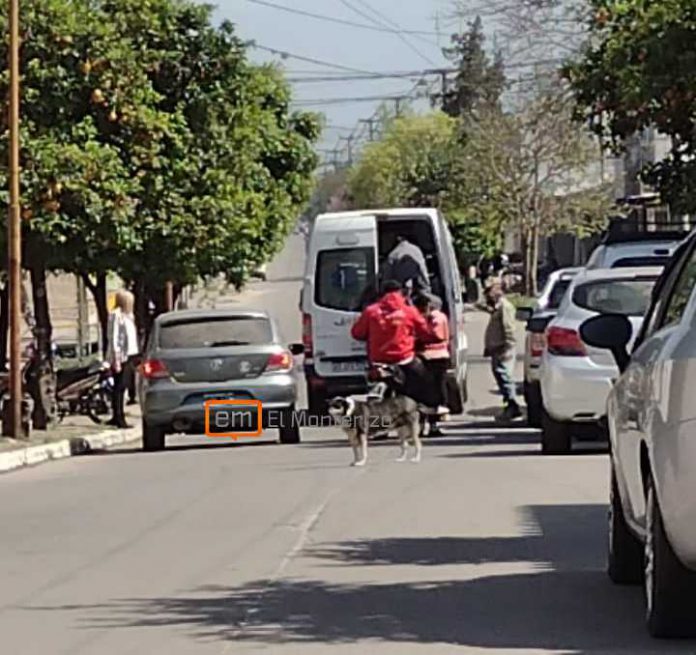 Abrió la puerta de su camioneta y una moto la chocó en Monteros