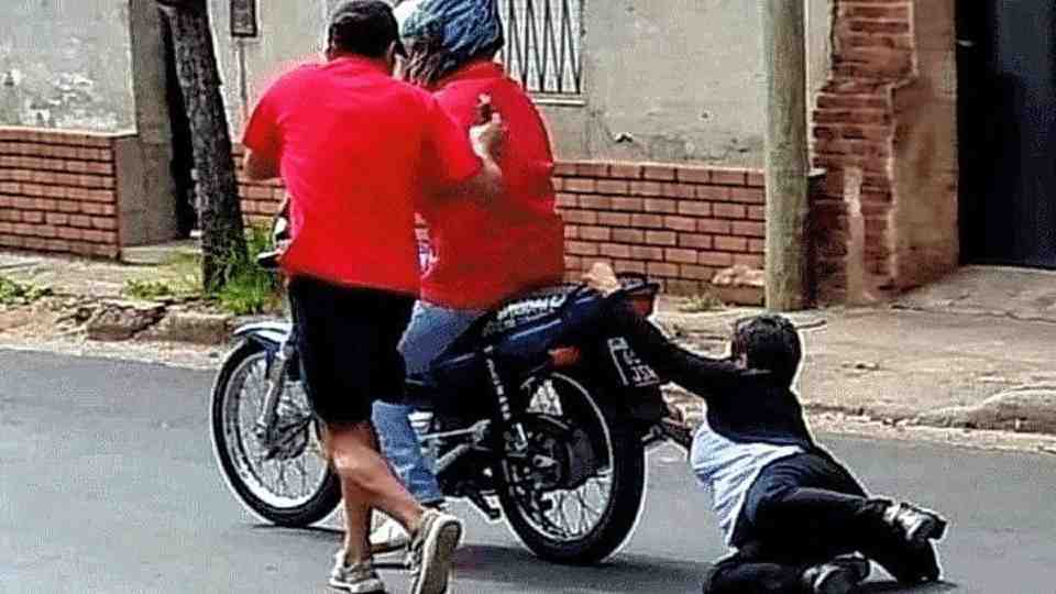 Tiran de la moto a una mujer en Monteros durante un intento de robo