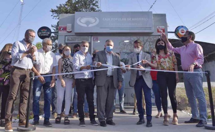 Entregan una ambulancia e inauguran un cajero en El Cercado
