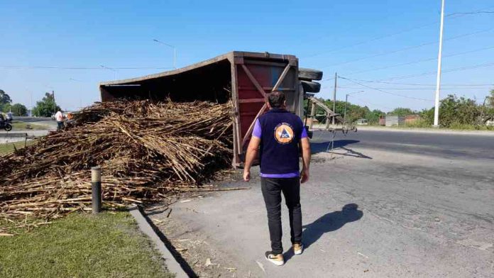 Reventó una goma del acoplado y volcó a metros del acceso principal a Monteros