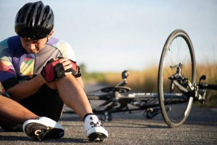 Cayó de su bicicleta tras ser rozado por un auto en Los Sosa