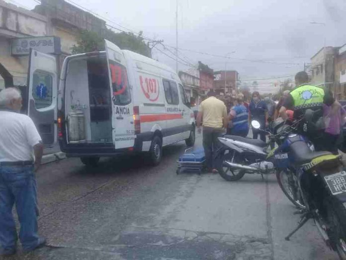 Chocó a un auto de atrás y se cayó de la moto