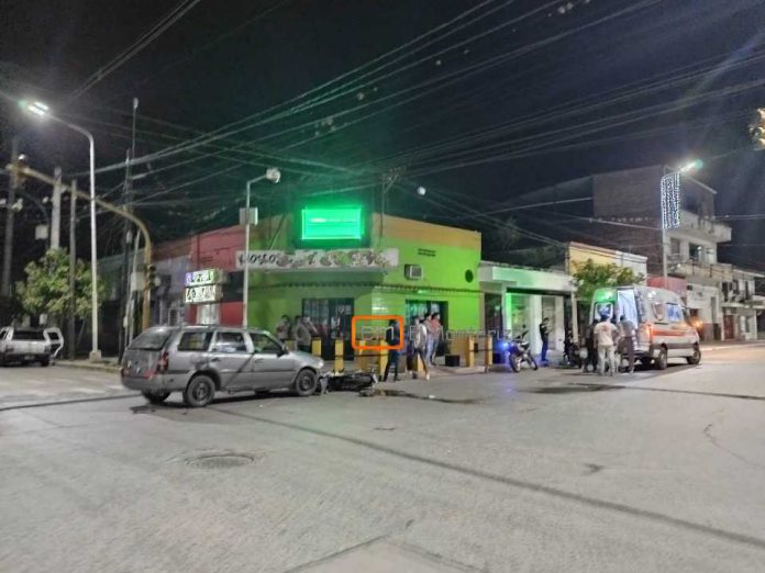 Una menor herida al chocar una moto y un auto