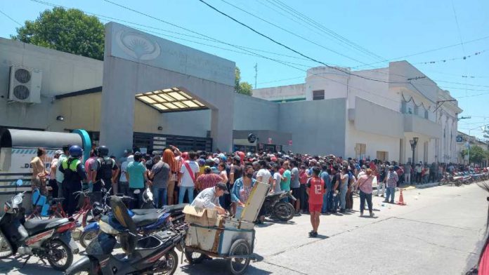 (VIDEOS) Amontonamiento en Monteros por el cobro de un bono: ¿Qué falló?