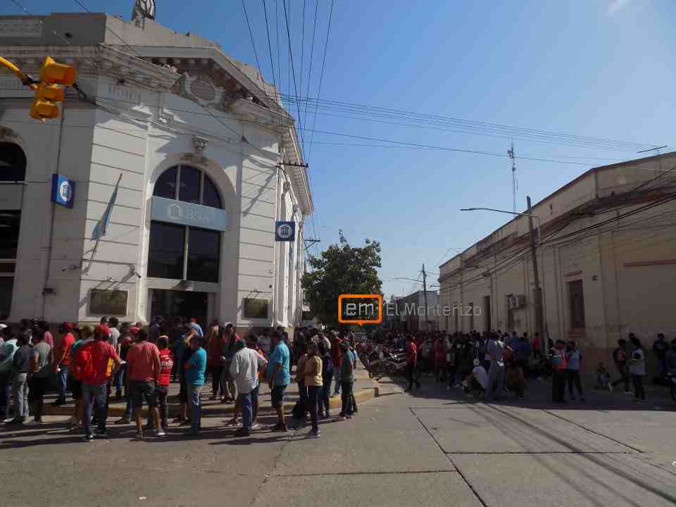 La larga fila en la Caja Popular hizo que se deba cortar una calle en Monteros