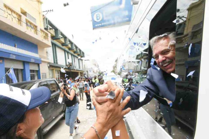 Calor y demora en la visita de Alberto Fernández a Monteros