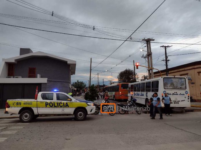 Hospitalizan a una mujer al chocar dos colectivos en Monteros