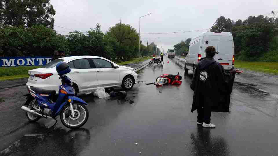 Una moto y un auto chocaron de frente en el acceso sur a Monteros