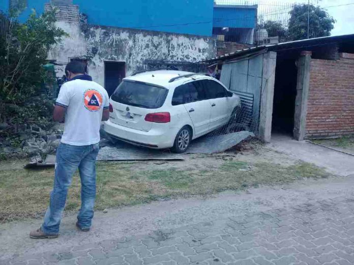 Un auto se metió en una casa en el barrio 66 viviendas