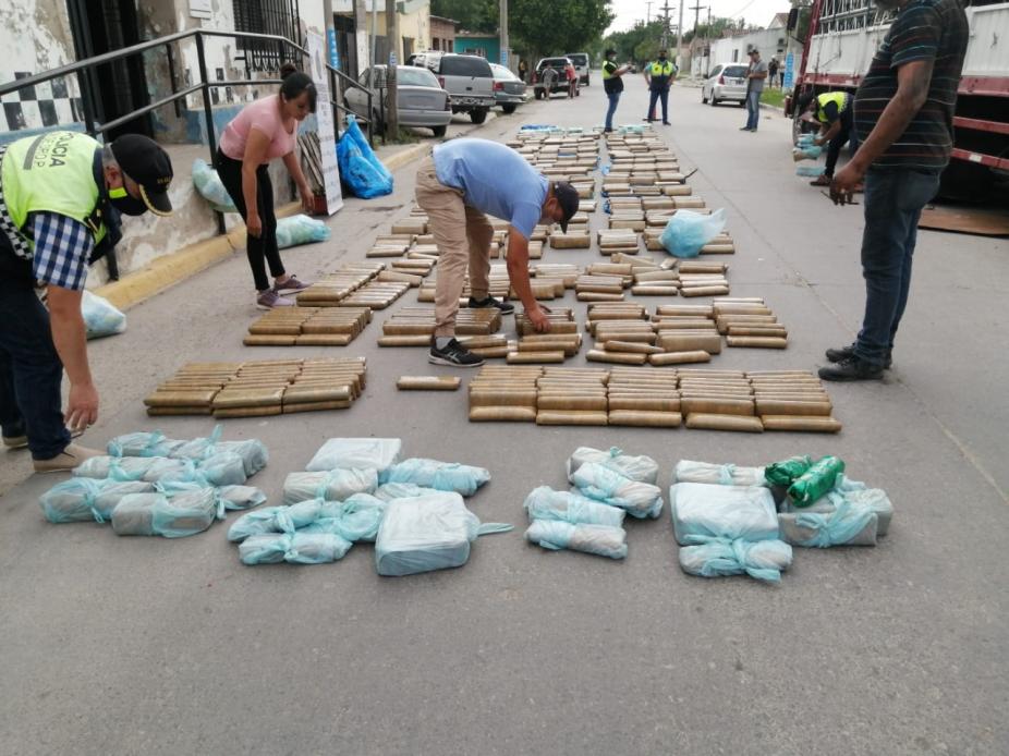 Secuestraron un camión con más de 1500 panes de coca en Las Mesadas (VIDEO)