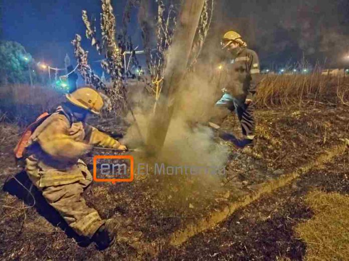 Una quema casi derriba un poste sobre una casa en Los Sosa