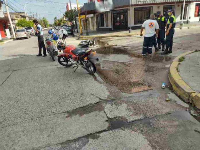 Cruzó en rojo y resultó herida al protagonizar un accidente