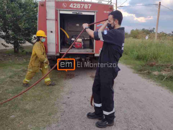 Los Bomberos abastecen a vecinos del Bº Santa Rita hasta que la SAT solucione