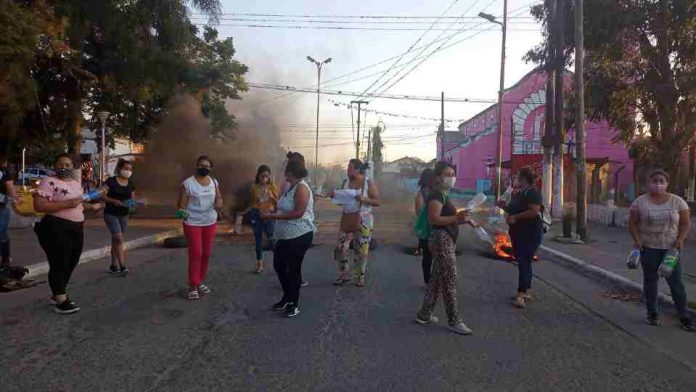 Protesta de vecinos de Santa Lucía frente a la Comuna por la falta de agua