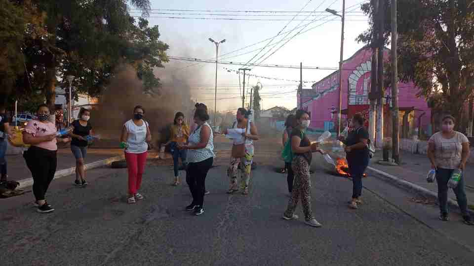 Protesta de vecinos de Santa Lucía frente a la Comuna por la falta de agua