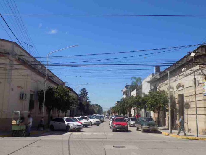CUADRA DE PROHIBIDO ESTACIONAR EN MONTEROS HACIA LA ACERA IZQUIERDA