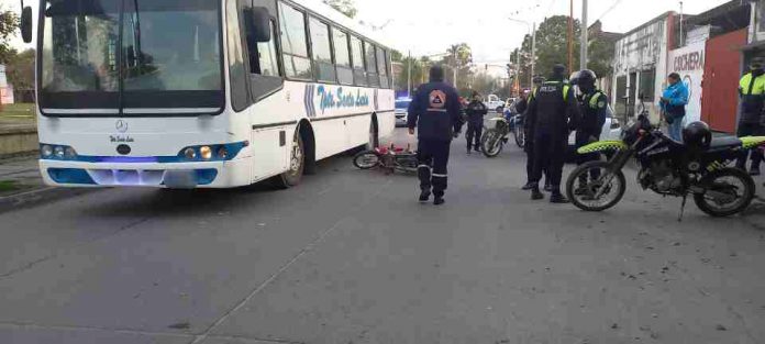 COLECTIVO Y MOTO CHOCAN DE FRENTE EN MONTEROS