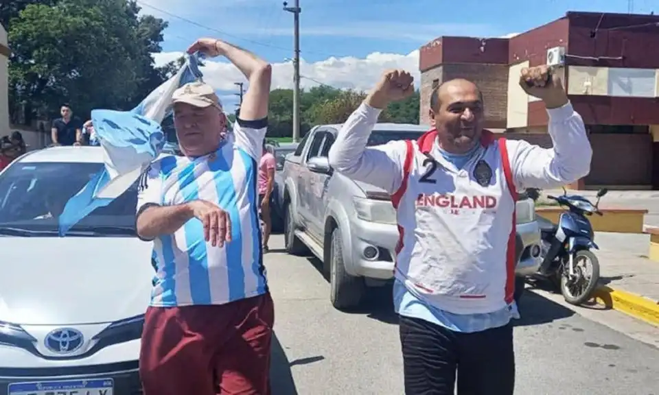 INTENDENTE DE TRANCAS FESTEJANDO CON LA CAMISETA DE INGLATERRA